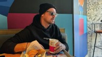 Мілевський спробував себе в ролі кур'єра доставки їжі: «Взяли на роботу»