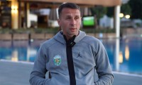 «Воротар б’є нападника кулаком у голову, а пенальті не призначається. Не можу підібрати слів», — головний тренер «Карпат»