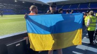 У журналіста відібрали «синьо-жовтий» стяг на матчі АПЛ за участю Ярмолюка – клуб знайшов виправдання