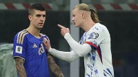 Холанд розніс одноклубника Довбика: «Він мацав мою дупу»