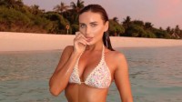 Дівчина гравця «Динамо» вразила пікантними фото з відпочинку на Мальдівах